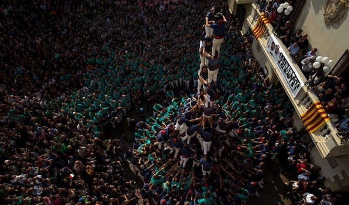 Фестиваль Кастелей: как в Каталонии строят "замки из людей" (9 фото)