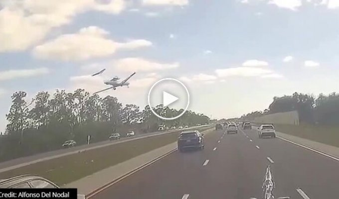 Видео падения частного самолета на трассу в США появилось в сети