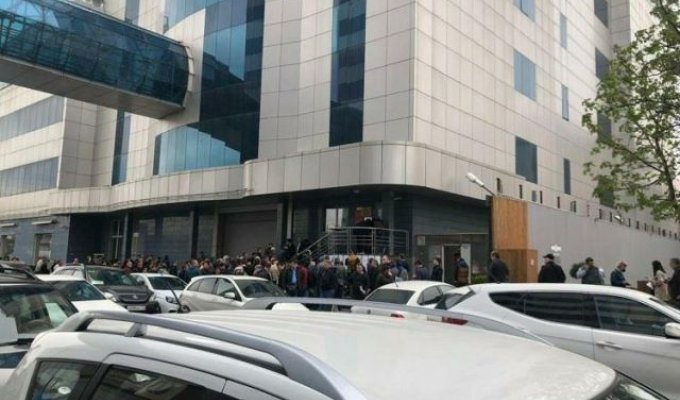 В Краснодаре у транспортного департамента мэрии столпилась очередь (3 фото + видео)