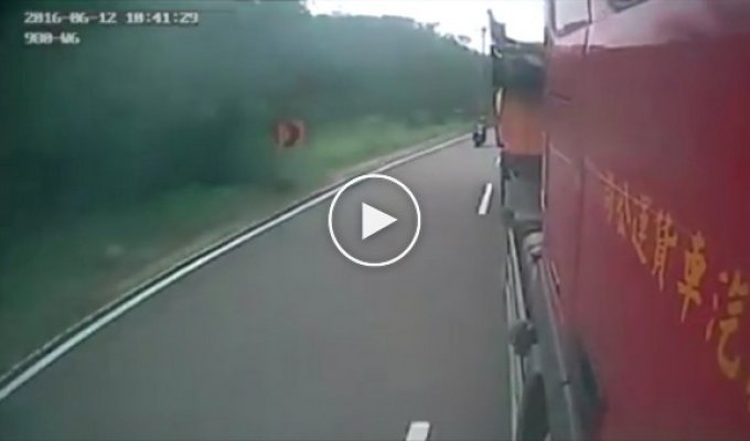 Мотоциклист попал под грузовик (жесть)