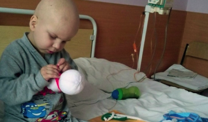 4-year-old boy sews toy snowmen in hospital to earn money for treatment of leukemia