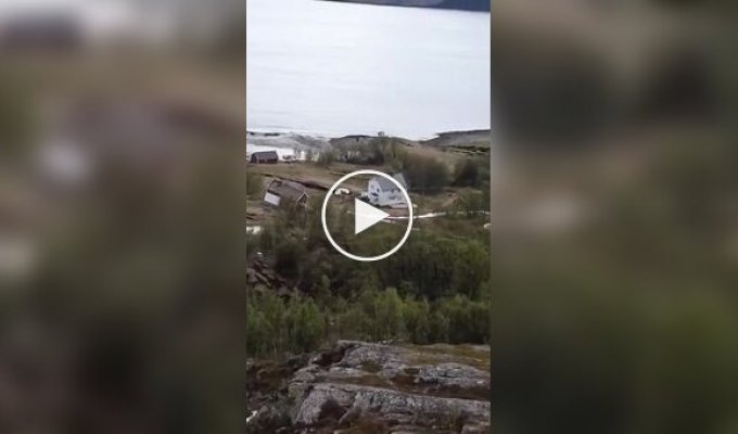 Очевидці зняли, як зсув виносить у море кілька будинків
