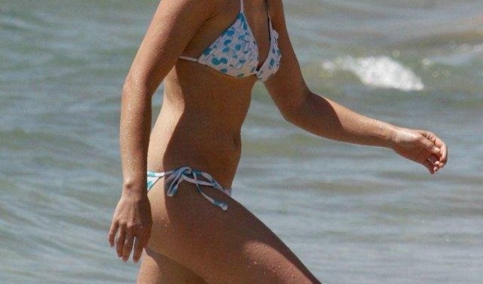 Kristen Bell на пляже (3 фотографии)
