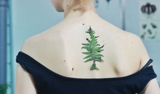 Природные татуировки: вместо эскизов эта татуировщица использует настоящие растения (12 фото)
