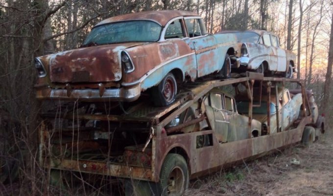 Автозоз с классическими Chevy найденный в лесу (11 фото)