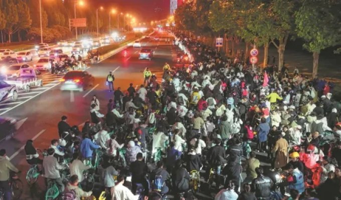 200 thousand cyclists who went out at night for dumplings caused chaos in China (4 photos + 1 video)