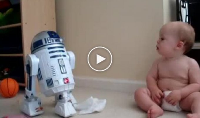 Малыш общается с роботом