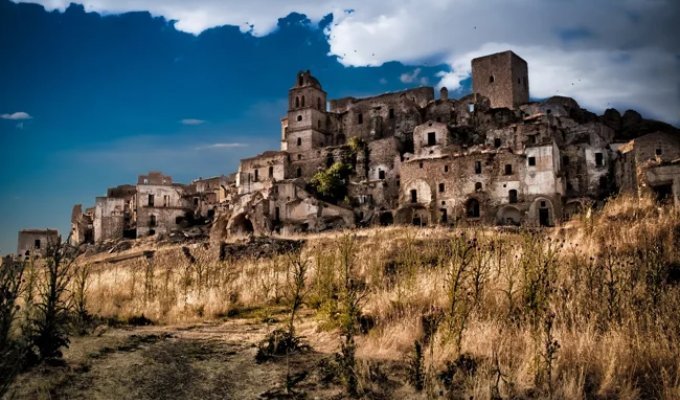 15 mysterious ghost towns scattered around the world (16 photos)