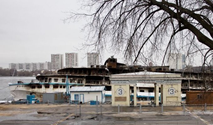 Теплоход "Сергей Абрамов" после пожара (11 фото)