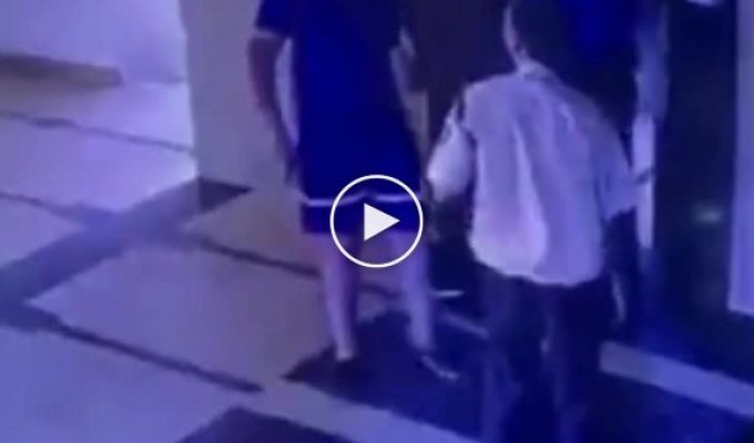 Мужчина, застрявший в лифте, так разгневался, что побил лифтера и охранника