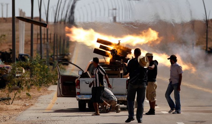 Повстанцы в Ливии атакуют последние очаги сопротивления сил Каддафи (40 фото)