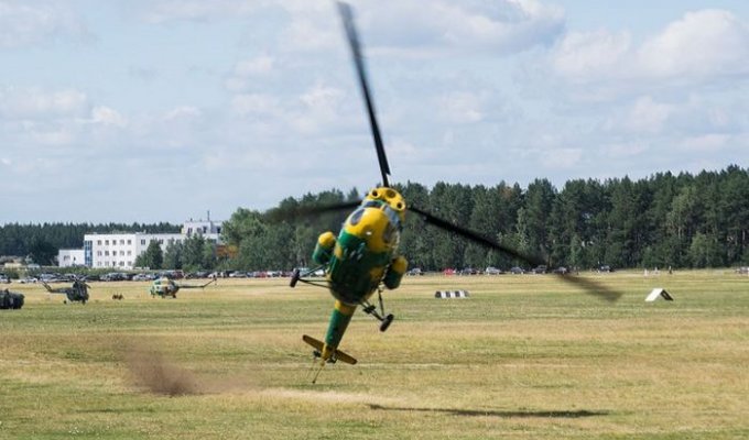 Вертолет задел землю (2 фото)