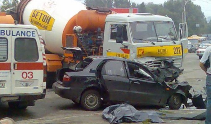 Авария возле торгового центра Караван. Украина