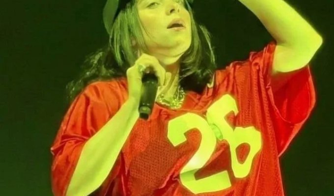 Наряд Билли Айлиш смутил фанатов (4 фото + видео)