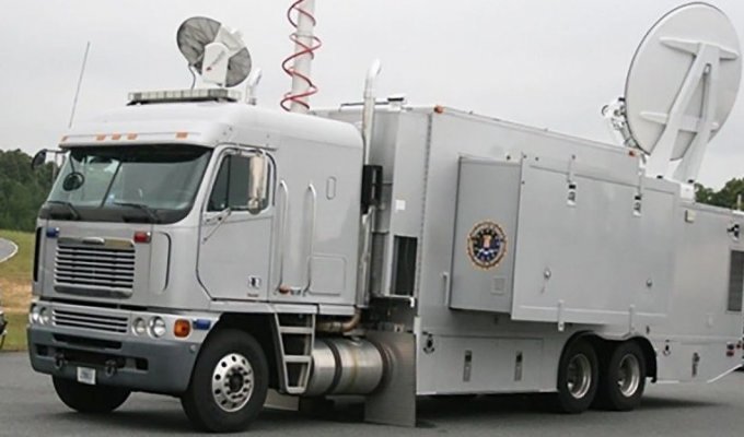 Взгляните на 27-тонный бывший мобильный командный центр ФБР, который недавно продали (13 фото)