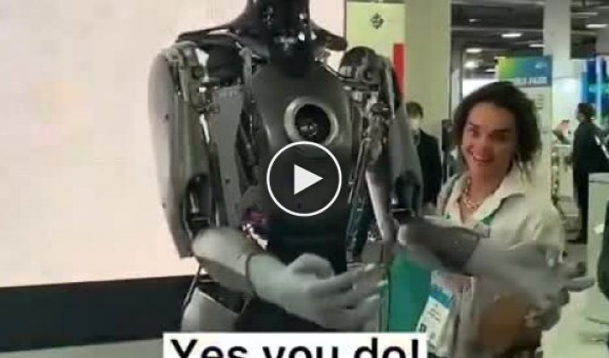 Человекоподобный робот Ameca пообщался с простыми людьми на CES 2022