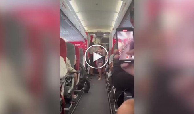 A woman did yoga in the aisle during a flight