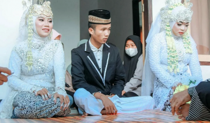 In Indonesia, second wives are found in a harem through an application (5 photos + 1 video)