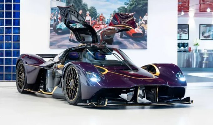 Купе Aston Martin Valkyrie с собственным именем и золотой отделкой выставили на продажу (22 фото)