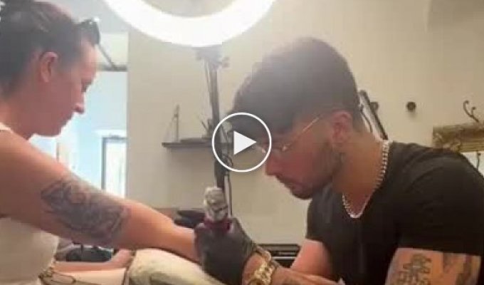 Татуировщик в Италии придумал необычный способ, как отвлечь клиентов от боли: он просто начал петь