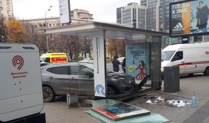 В Москве женщина на Nissan въехала в остановку: есть пострадавшие (фото + 4 видео)