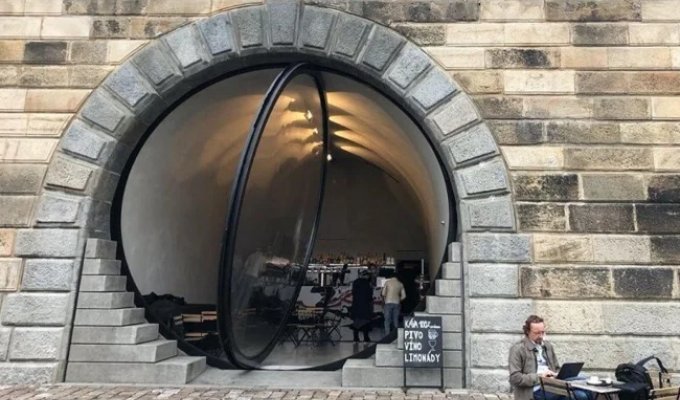 Элегантная и гигантская: дверь кофейни в Праге поражает размерами (1 фото + 2 видео)