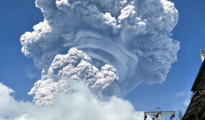 Зрелищное извержение вулкана Синабунг (4 фото)