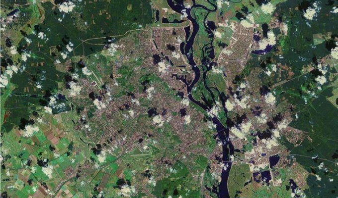Как выглядят знаменитые города и места со спутника? (Москва, Киев, Париж, Чернобыль)