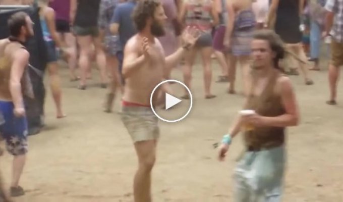 Пьяный парень отжигает на фестивале