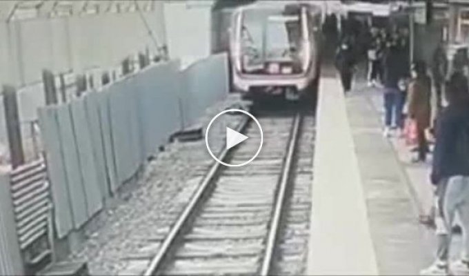 Мужчина бросился под поезд в московском метро