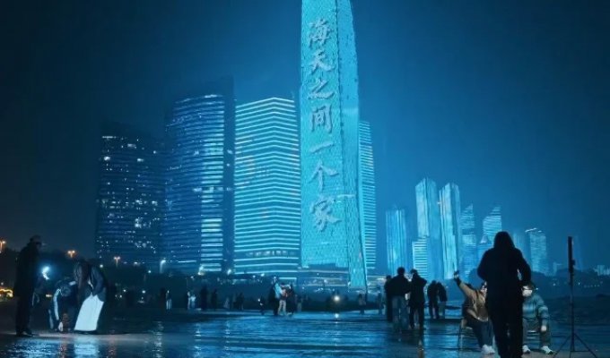 Cyberpunk in real life: Qingdao's evening coastline transforms into a futuristic Night City (2 photos + 2 videos)