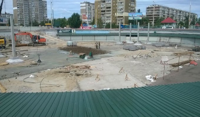 Выходы из метро застраивают торговыми комплексом