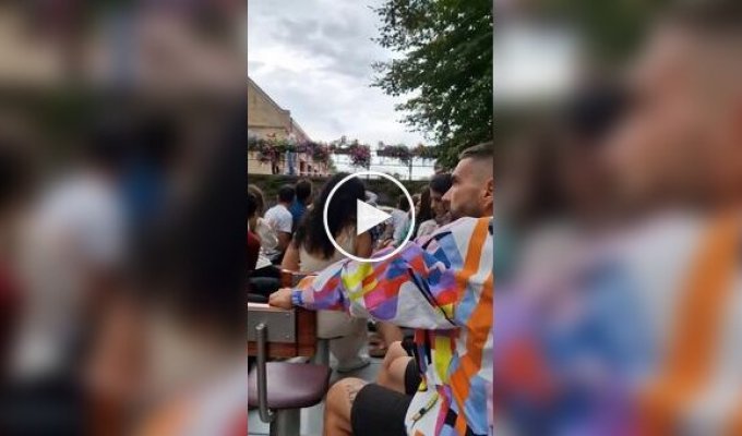 Туристка ударилась головой о мост во время катания на лодке