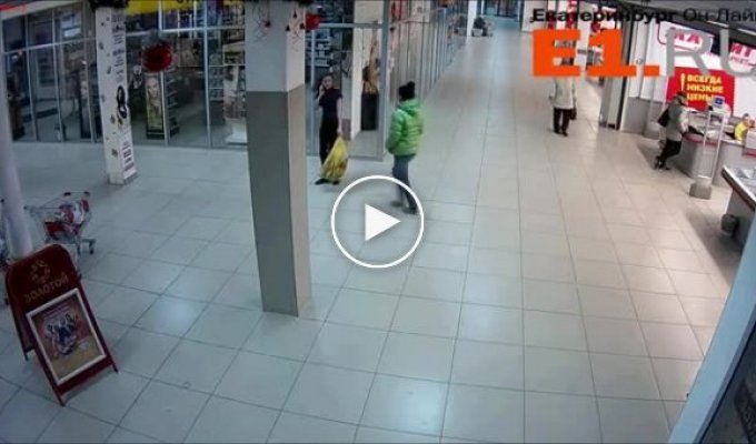 Уволенная девушка отомстила старшему менеджеру в русском торговом центре