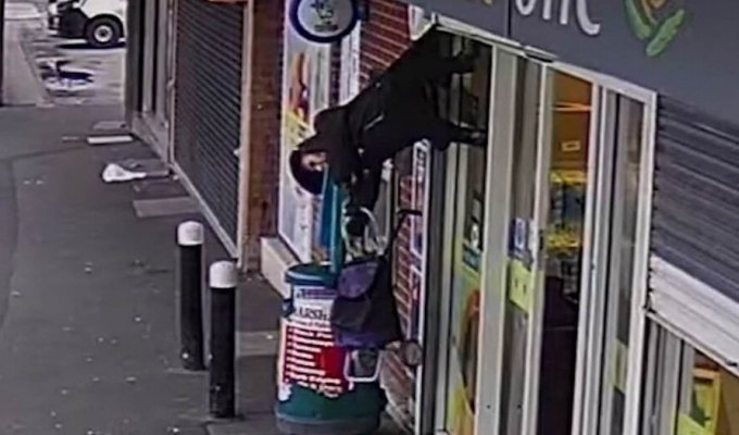 The woman caught her cloak on the roller shutters and they lifted her into the air along with the cart (4 photos + 1 video)