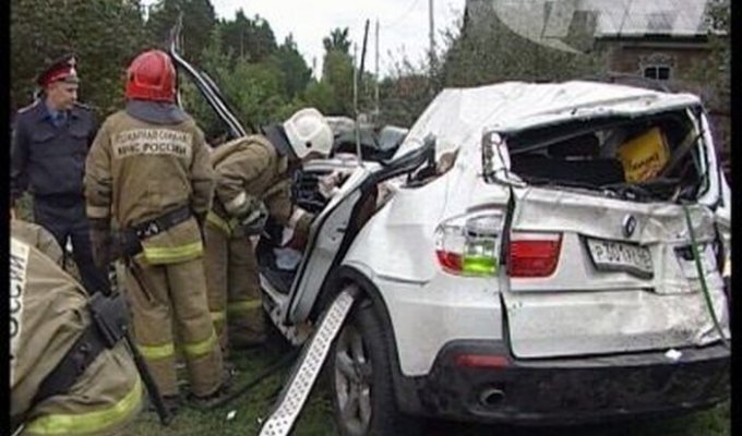 18-летняя девушка без прав снесла крышу дома на BMW X5 (6 фото + видео)