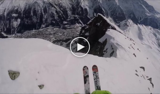 Захватывающее видео экстремального спуска с горы на лыжах и с парашютом