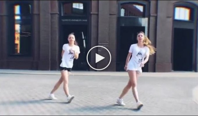 Девушки ритмично танцуют ногами