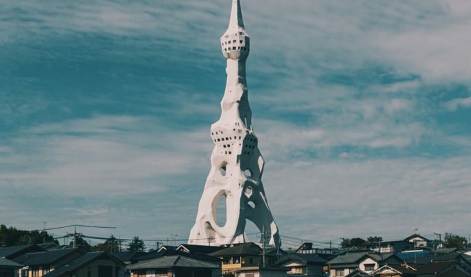 Кто построил эту странную огромную башню посреди небольшого японского города (4 фото)