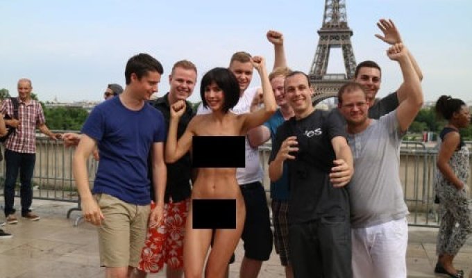 Швейцарская художница задержана в Париже за демонстрацию гениталий (6 фото) (эротика)