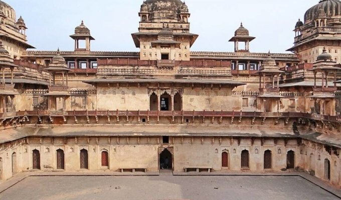 How a whole castle was built in India for a guest who spent only a night in it (5 photos)