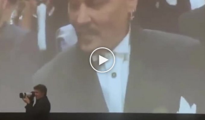 Джонни Депп еле сдерживал слезы во время 7-минутной стоячей овации после показа его нового фильма в Каннах