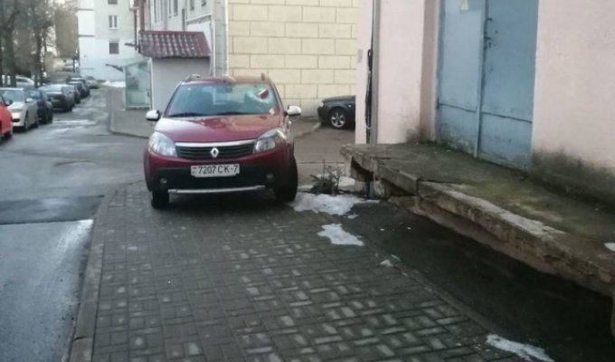 A driver from Belarus paid for parking on the sidewalk near his house (2 photos)