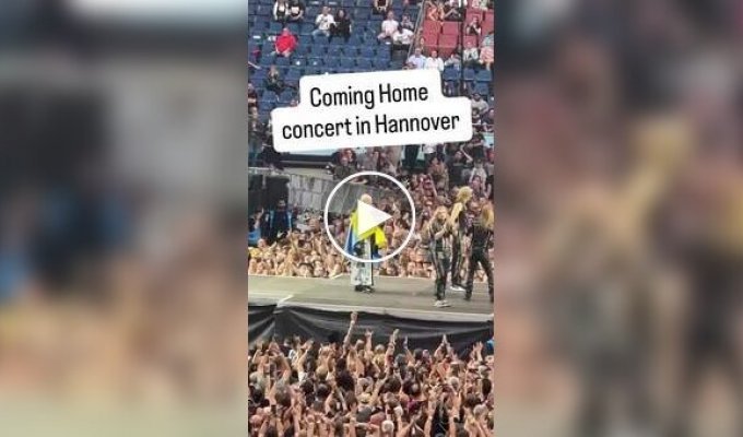 Солист группы Judas Priest Хэлфорд вышел на сцену с украинским флагом