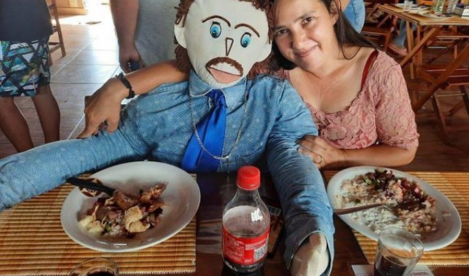 37-летняя Мораес вышла замуж за куклу и родила ей ребенка (4 фото)