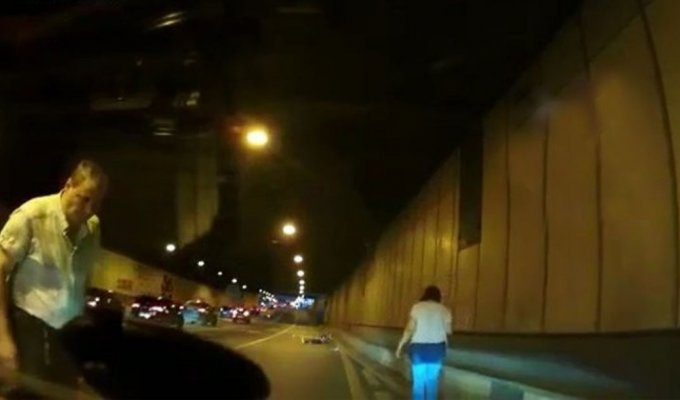 Мотоавария в тоннеле на Третьем транспортном кольце в Москве (2 фото + 2 видео)