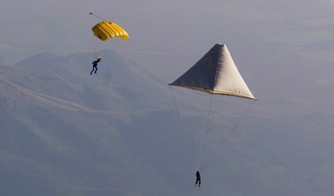 Парашютист доказал, что парашют Леонардо да Винчи работает (6 фото + 1 видео)