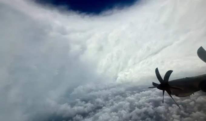 Самолет американской метеоразведки залетел в центр урагана (3 фото + 1 видео)