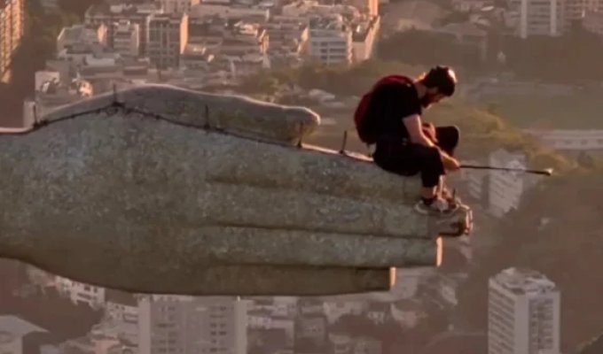 An extreme sports enthusiast jumped from the Christ the Redeemer statue (2 photos + 1 video)