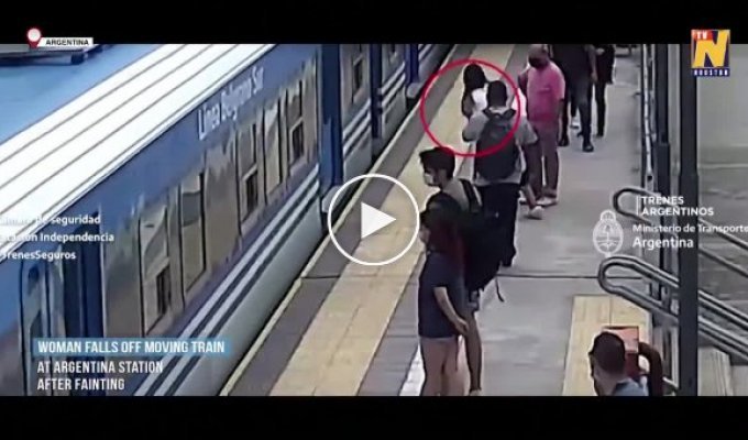 Женщина теряет сознание и падает под движущийся поезд !, девушка упала, ничего себе, под поезд
